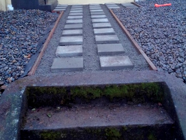 Tacoma Landscaping hardscape walkway strip with step stones